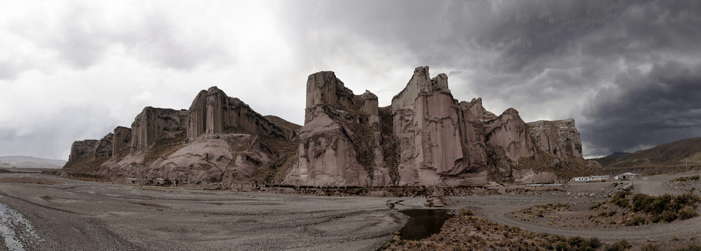 Grandes formaciones rocosas por erosión del viento, agua de lluvia y hielo ubicadas en la zona de Callalli en la ruta Chivay a Cusco - Perú con Bus 4M Express